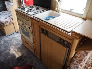 kuchnia-w-przyczepie-kempingowej-hcamp2