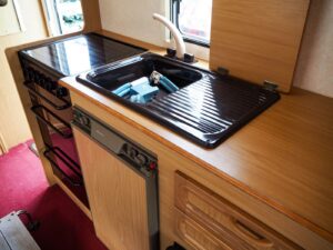 kuchnia-w-przyczepie-kempingowej-hcamp3