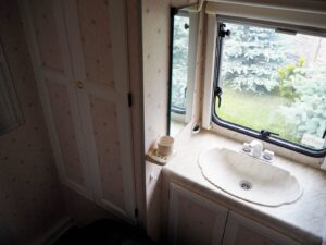 lazienka-w-przyczepie-kempingowej-hcamp