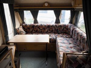 lozka-i-uklad-wnetrza-przyczepy-hcamp