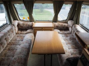 lozka-i-uklad-wnetrza-przyczepy-hcamp2