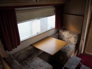 lozka-i-uklad-wnetrza-przyczepy-hcamp4